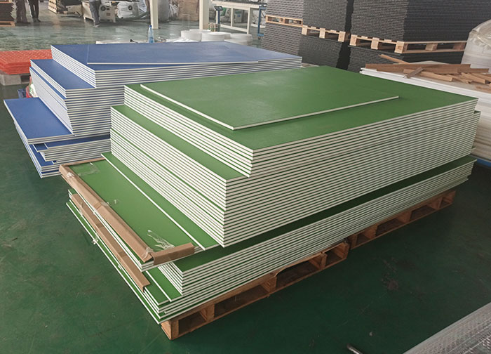 Dual color three layer sandwich HDPE sheet with textured surface